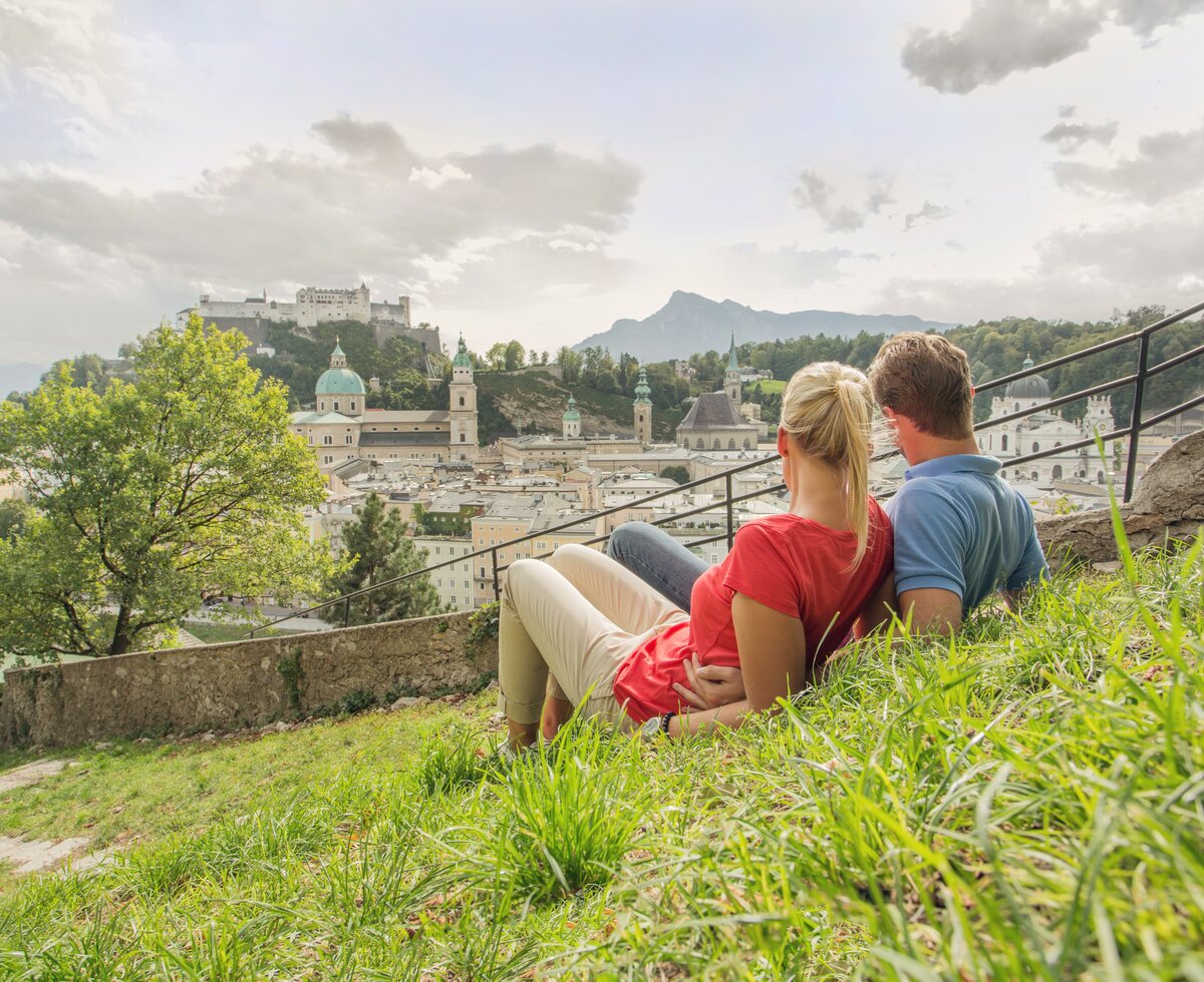 Blick auf die Stadt Salzburg | © SalzburgerLand Tourismus / Eva triff. Ein Pärchen genießt den Blick auf die Altstadt von Salzburg vom Kapuzinerberg aus. | © SalzburgerLand Tourismus / Eva triff.