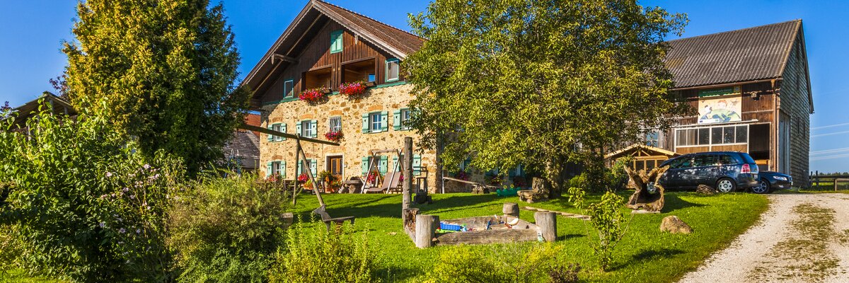 Hofansicht Baby- und Kinderbauernhof Aicherbauer in Seeham im Salzburger Seenland. | © Urlaub am Bauernhof im SalzburgerLand / Bernd Suppan