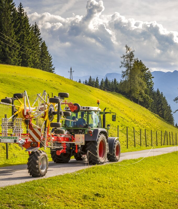 Traktor bei der Heuarbeit am Bioberggasthof Bachrain in Golling, Tennengau, Salzburger Land | © Urlaub am Bauernhof / Bernd Suppan