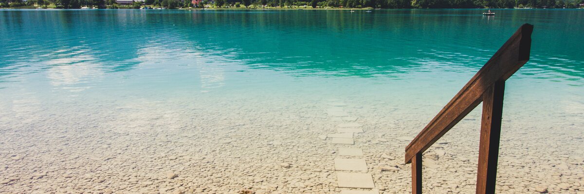 Holztreppe in den türkisblauen Wolfgangsee beim Stallerbauer in Sankt Wolfgang im Salzkammergut. | © Urlaub am Bauernhof im SalzburgerLand / Matthias Gruber