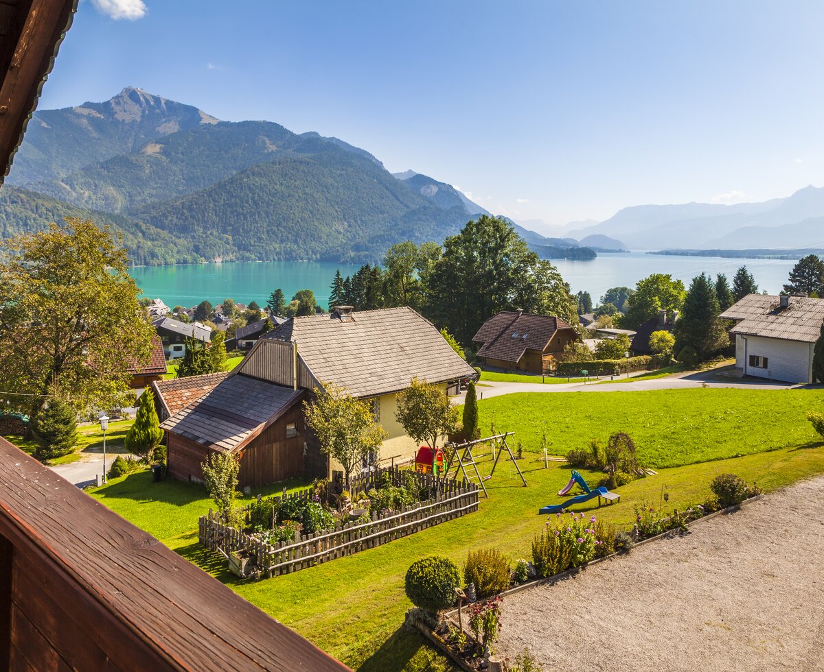 Blick auf den Wolfgangsee im Sommer | © Urlaub am Bauernhof im SalzburgerLand / Bernd Suppan Blick auf den Wolfgangsee vom Balkon des Bio Archehof Eislbauer in Sankt Gilgen am Wolfgangsee. | © Urlaub am Bauernhof im SalzburgerLand / Bernd Suppan