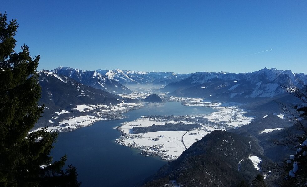 Blick vom Zwölferhorn auf den winterlichen Wolfgangsee im SalzburgerLand | © Urlaub am Bauernhof im SalzburgerLand / Margret Appesbacher