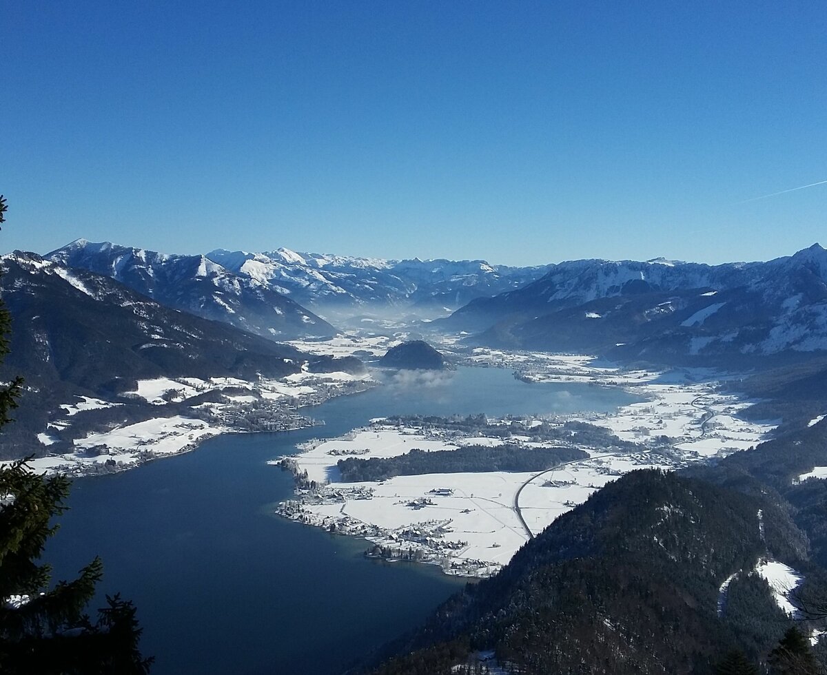 View of lake Wolfgang in winter | © Urlaub am Bauernhof im SalzburgerLand / Margret Appesbacher View from the Zwölferhorn to the wintry Wolfgangsee in SalzburgerLand | © Urlaub am Bauernhof im SalzburgerLand / Margret Appesbacher