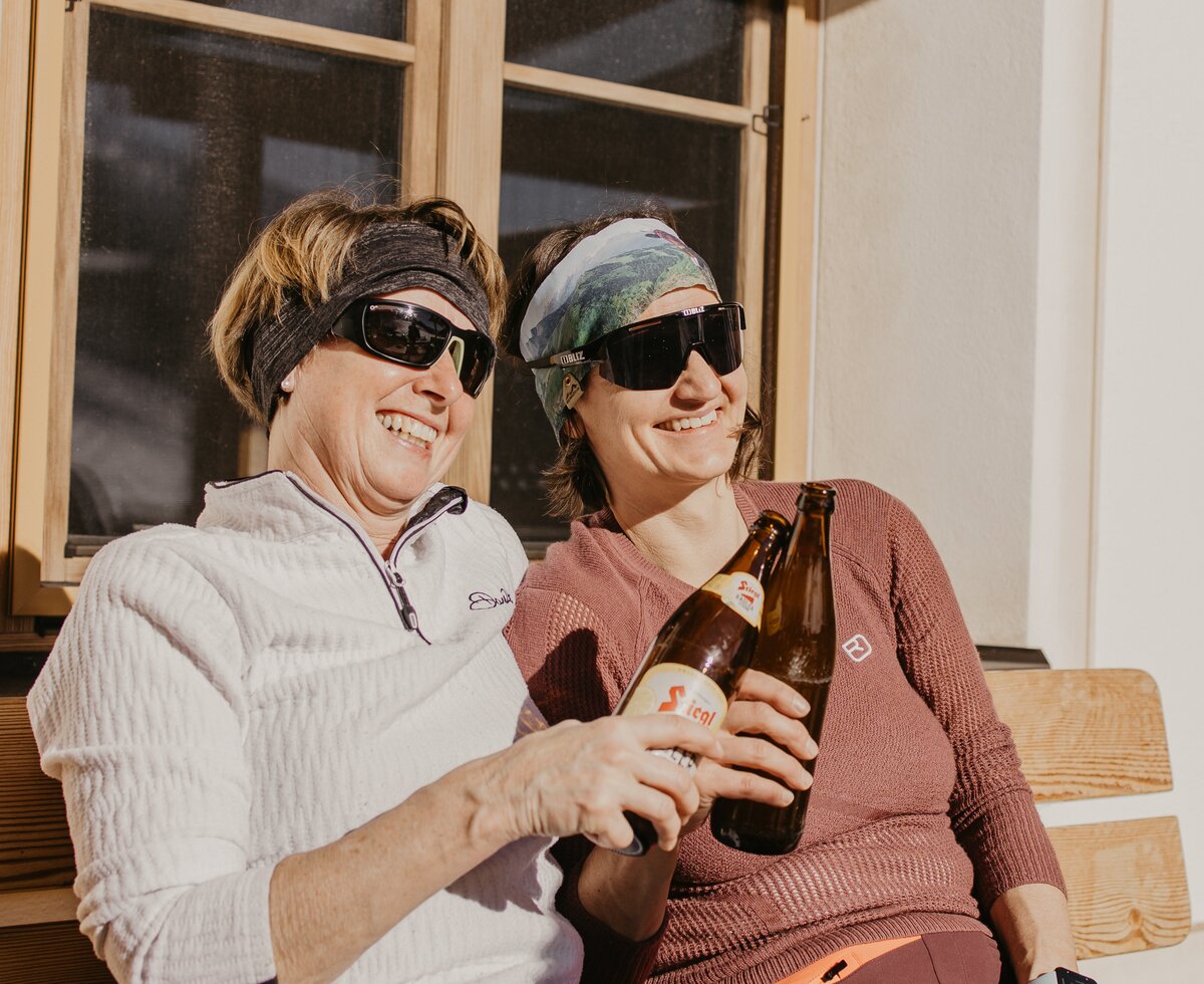 Zwei Frauen stoßen mit einem Bier an. | © Urlaub am Bauernhof im SalzburgerLand/ Love_Lens_Photograph