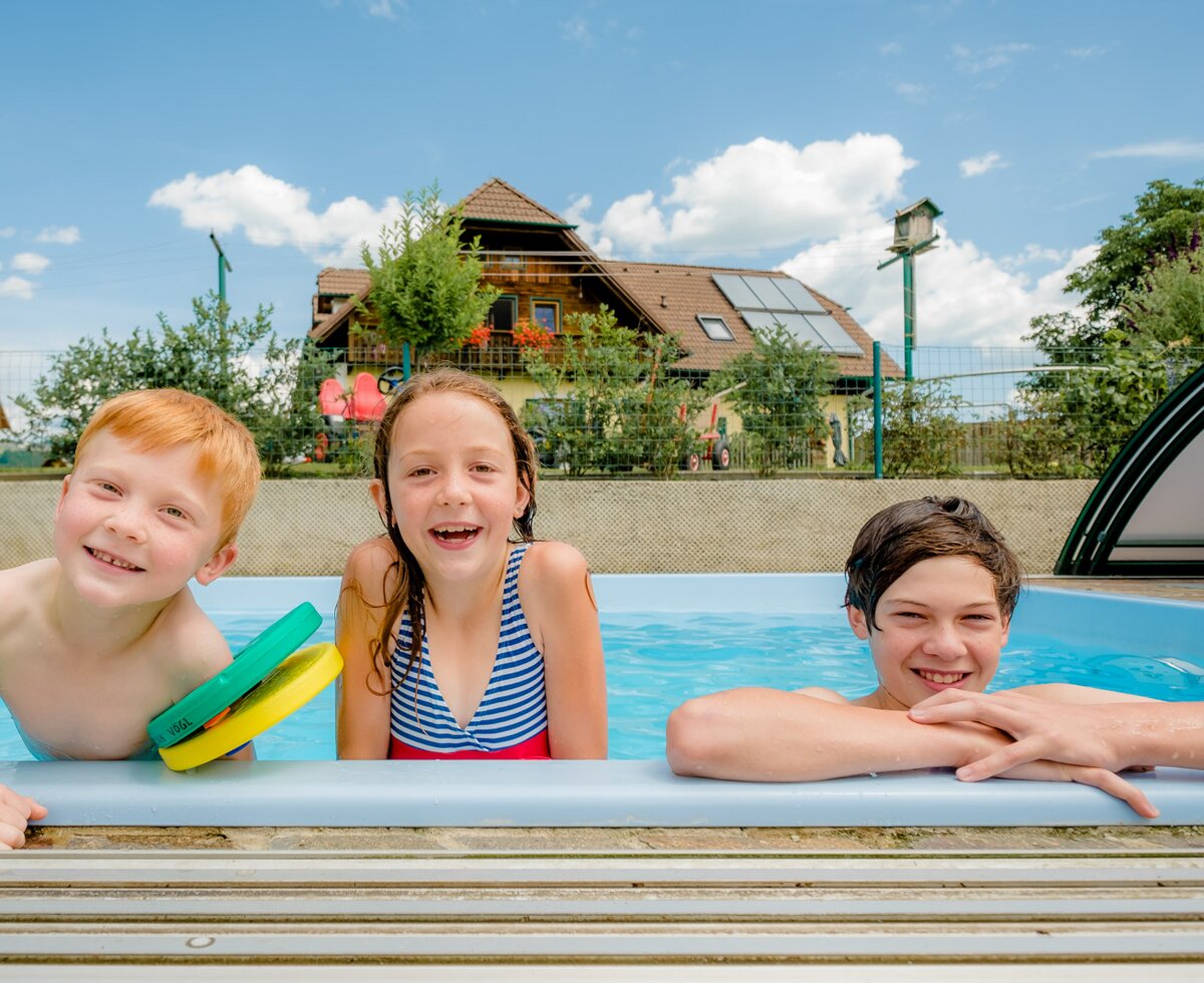 Drei Kinder am Beckenrand im Pool, Oststeiermark, Steiermark | © Urlaub am Bauernhof Steiermark / Wolfgang Spekner