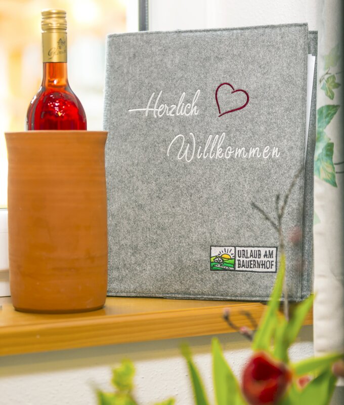 Gästemappe von Urlaub am Bauernhof mit Wein als Willkommensgeschenk | © Urlaub am Bauernhof Steiermark / Elisabeth Fröhlich Photography