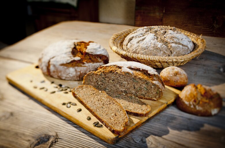 Frisch gebackenes Brot aufgeschnitten und ein Laib im Brotkorb, Hochsteiermark, Steiermark | © Urlaub am Bauernhof Steiermark / Werner Krug