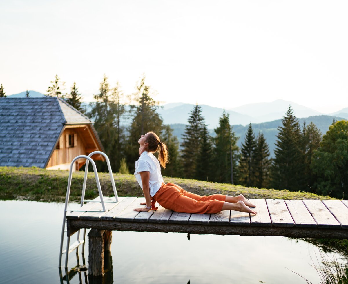 Yoga am Badesteg im Urlaub, Almchalet Nikola, Steiermark | © Urlaub am Bauernhof Steiermark | Daniel Gollner Frau beim Yoga am Badesteg im Urlaub, Almchalet Nikola, Steiermark | © Urlaub am Bauernhof Steiermark | Daniel Gollner