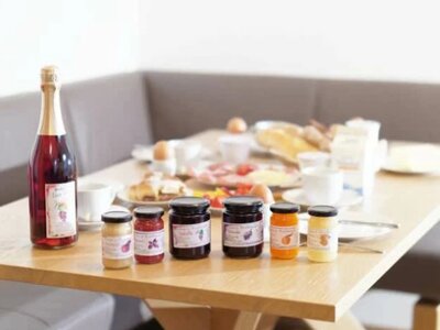 Frühstückstisch mit Marmeladen und Sekt, Obsthof Pieber, Steiermark | © Urlaub am Bauernhof Steiermark / Obsthof Pieber Frühstückstisch mit Marmeladen und Sekt, Obsthof Pieber, Steiermark | © Urlaub am Bauernhof Steiermark / Obsthof Pieber