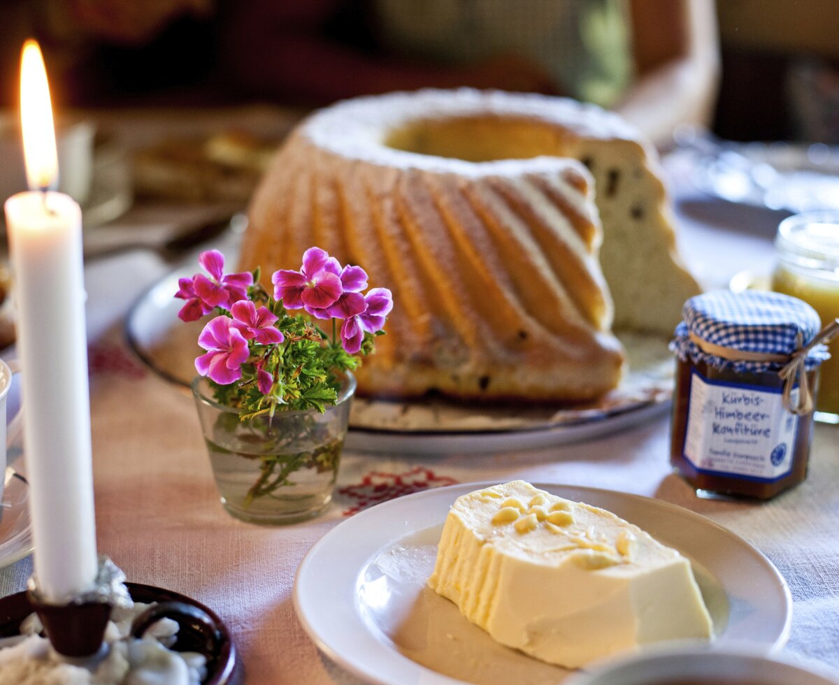 Kaffeetisch mit Gugelhupf, Butter, Marmelade und Kerze, Steiermark | © Urlaub am Bauernhof Steiermark / Kufferath