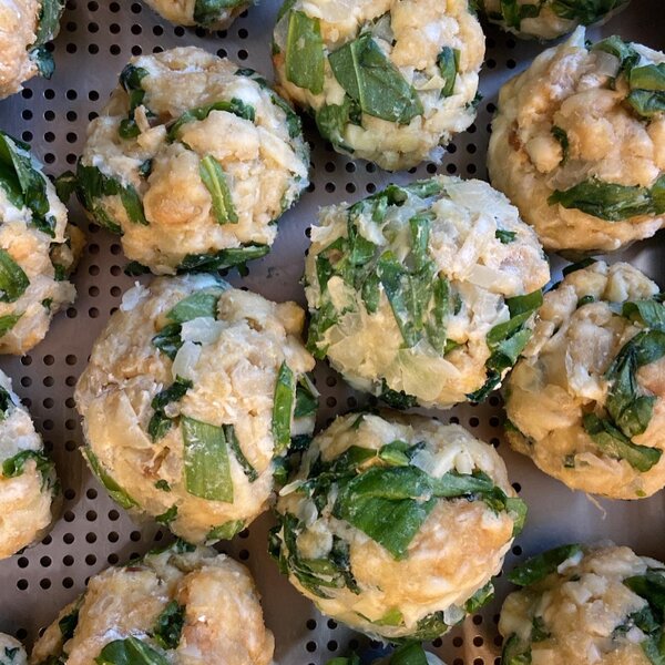 Geformte Bärlauchknödel auf einem Brett | © Kürbishof / Sarah Gartner