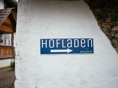 Blau-weißer Wegweiser für den Hofladen Adelwöhrer | © urlaubambauernhof-stmk / Daniel Gollner