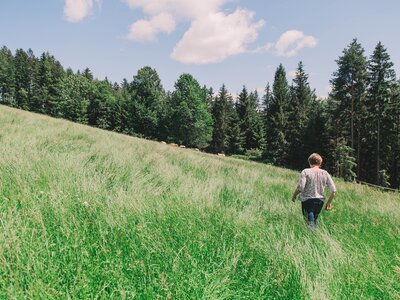 Frau geht auf Wiese, Kiegerl, Steiermark | © Urlaub am Bauernhof Steiermark / Sabine Ertl Frau geht auf grüner Wiese | © Urlaub am Bauernhof Steiermark / Sabine Ertl