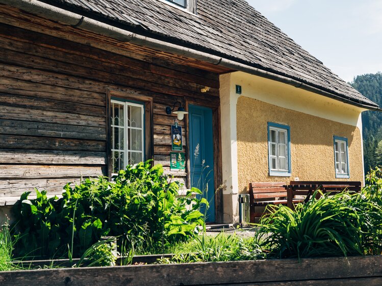 Hausansicht außen mit Kräutern im Hochbeet, Lurgbauer, Steiermark | © Urlaub am Bauernhof Steiermark / Daniel Gollner