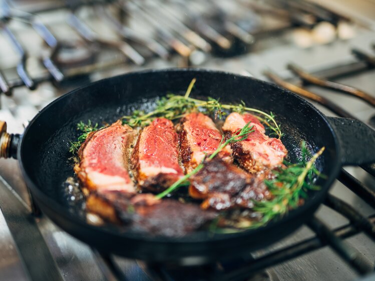 Pfanne mit Steak und Rosmarin am Herd, Lurgbauer, Steiermark | © Urlaub am Bauernhof Steiermark / Daniel Gollner
