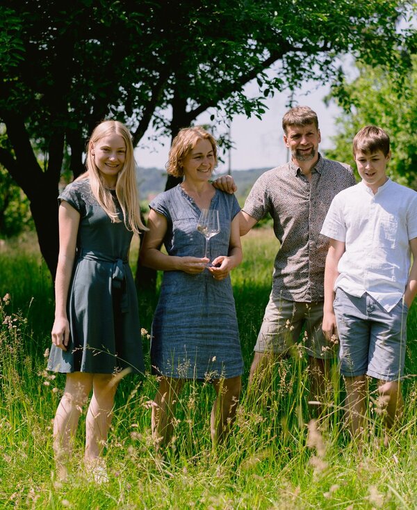 Familie Monschein in der Wiese stehend | © Urlaub am Bauernhof Steiermark / Familie Monschein