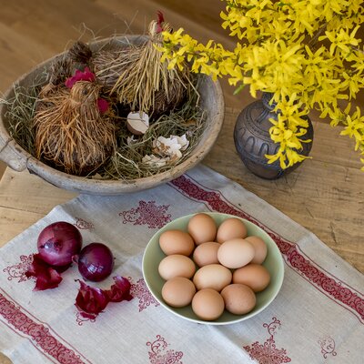 Eier vor dem Färben mit Zwiebelschalen und Osterdekoration, Steiermark | © Urlaub am Bauernhof Steiermark / Tom Lamm