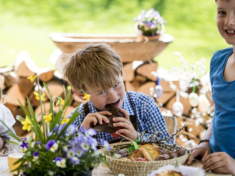 Bub nascht den Osterhasen aus Schokolade, Steiermark | © Urlaub am Bauernhof Steiermark / Tom Lamm