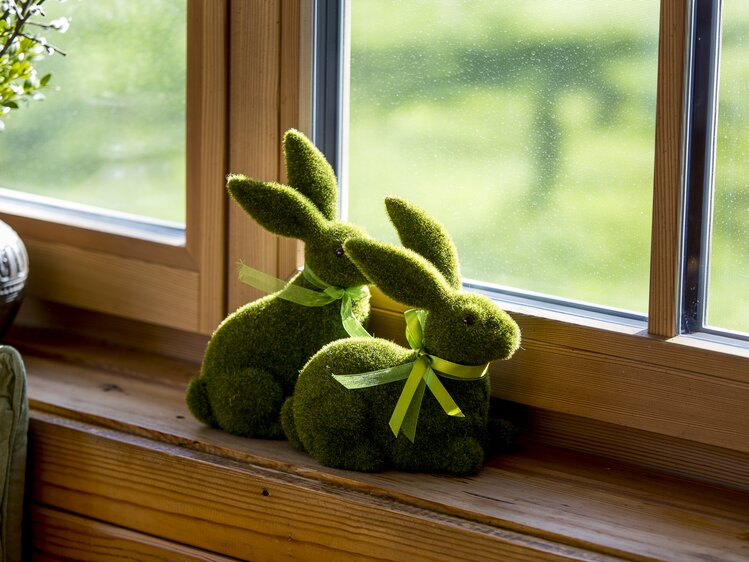 Zwei Hasen aus Moos als österliche Dekoration am Fenster, Steiermark | © Urlaub am Bauernhof Steiermark / Tom Lamm
