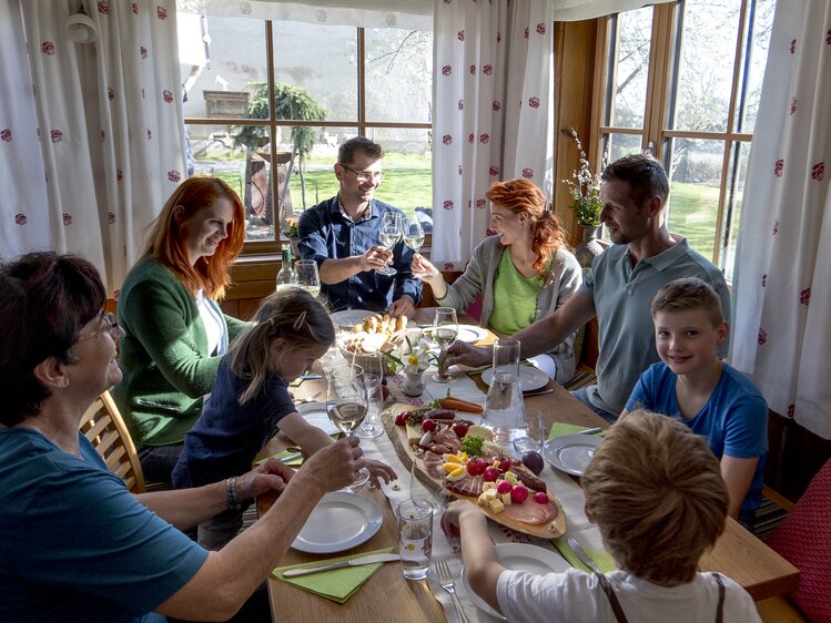 Am Karsamstag sitzt die Familie gemeinsam bei der Osterjause, Steiermark | © Urlaub am Bauernhof Steiermark / Tom Lamm