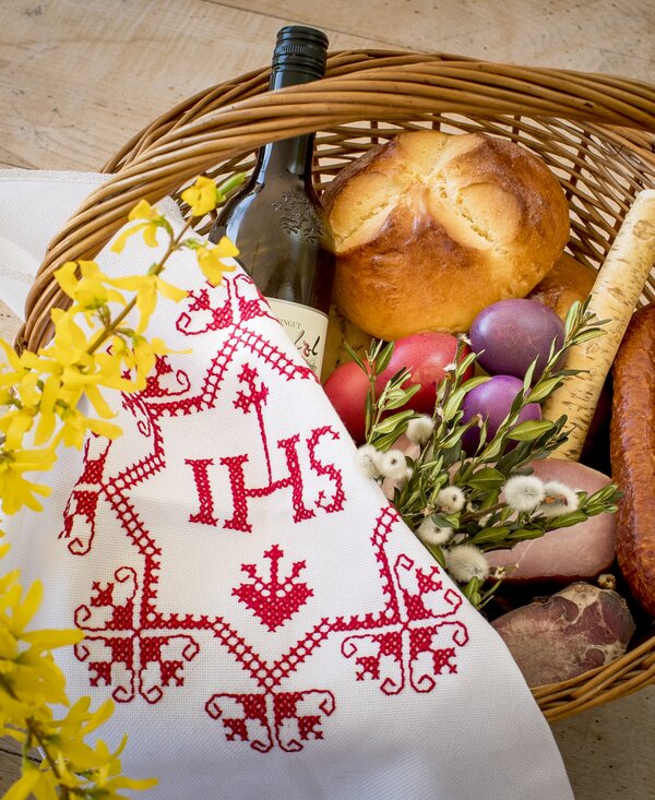 Der gut gefüllte Osterkorb mit Fleisch, Eiern, Kren, Pinze und Wein für die Fleischweihe, Steiermark | © Urlaub am Bauernhof Steiermark / Tom Lamm