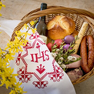 Der gut gefüllte Osterkorb mit Fleisch, Eiern, Kren, Pinze und Wein für die Fleischweihe, Steiermark | © Urlaub am Bauernhof Steiermark / Tom Lamm