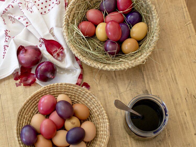 Die gefärbten Osterfeier liegen in einem Korb mit Heu, Steiermark | © Urlaub am Bauernhof Steiermark / Tom Lamm