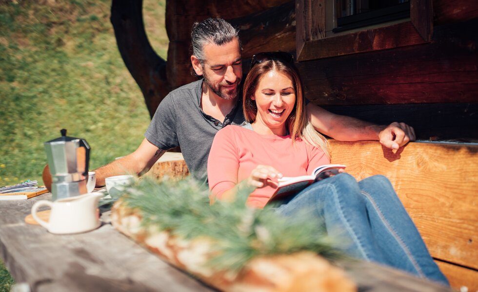 Paar beim Lesen vor der Hütte, Abfaltererhütte, Steiermark | © Urlaub am Bauernhof Steiermark | Daniel Gollner