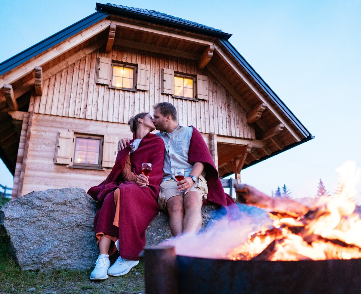 Paar beim Lagerfeuer, Almchalet Nikola, Steiermark | © Urlaub am Bauernhof Steiermark | Daniel Gollner Paar sitzt am Abend beim Lagerfeuer, Almchalet Nikola, Steiermark | © Urlaub am Bauernhof Steiermark | Daniel Gollner