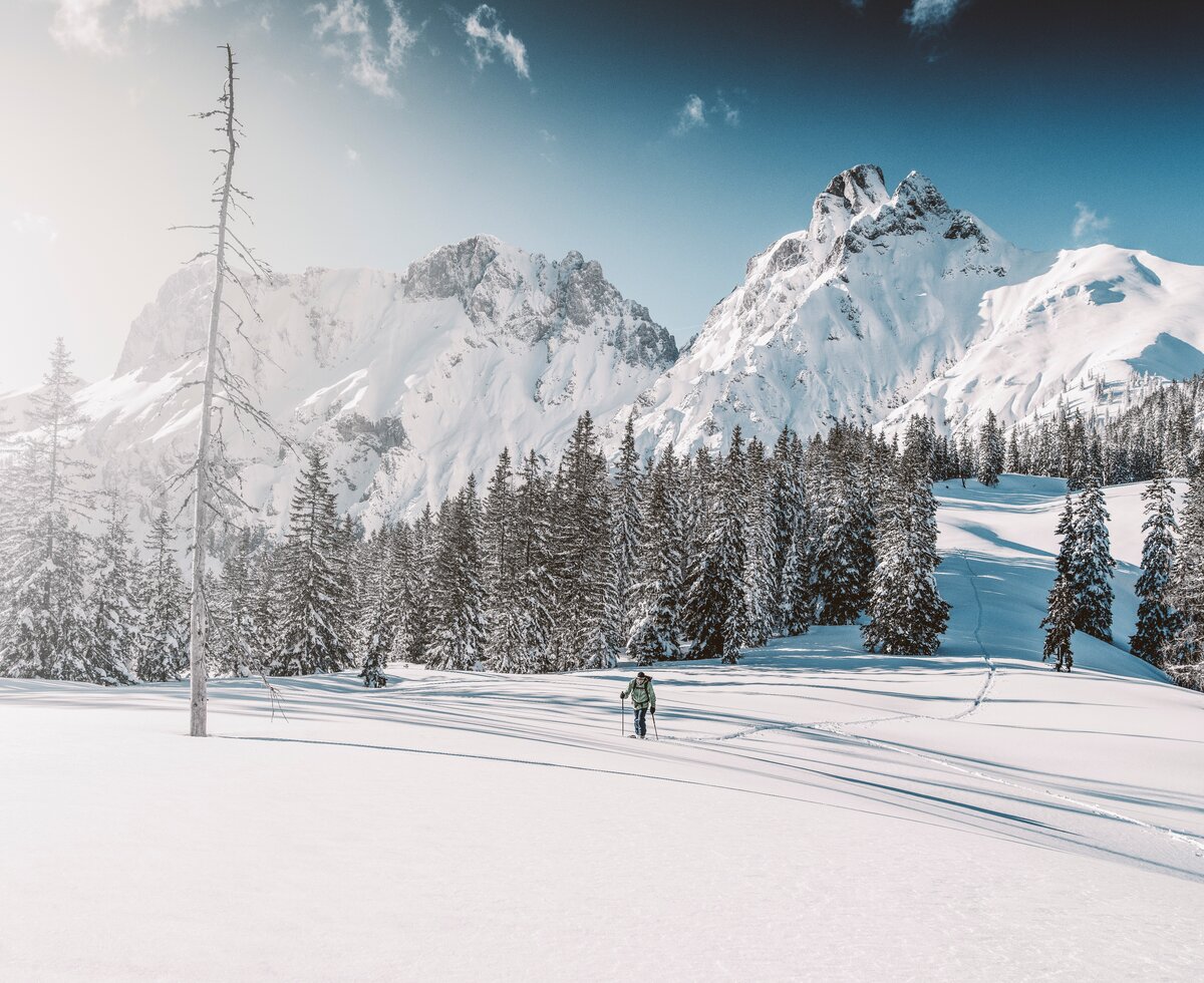 Skitouren gehen im Gesäuse | © TRV Gesäuse / Stefan Leitner Skitour durch die verschneite Landschaft im Gesäuse | © TRV Gesäuse / Stefan Leitner