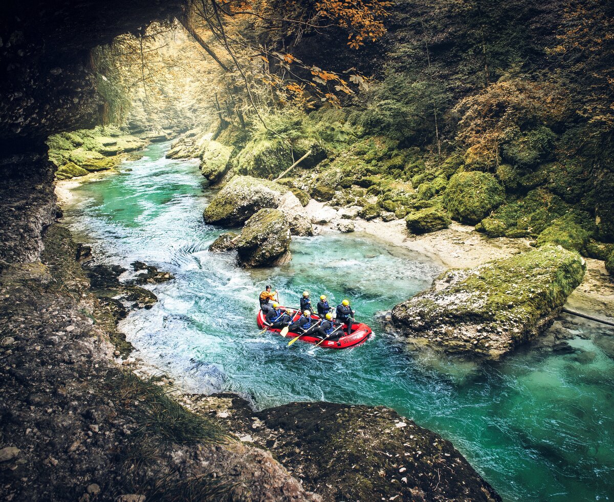 Rafting auf der Enns im Gesäuse | © TRV Gesäuse / Stefan Leitner Blick von oben auf ein Raftingboot in der Enns im Gesäuse | © TRV Gesäuse / Stefan Leitner