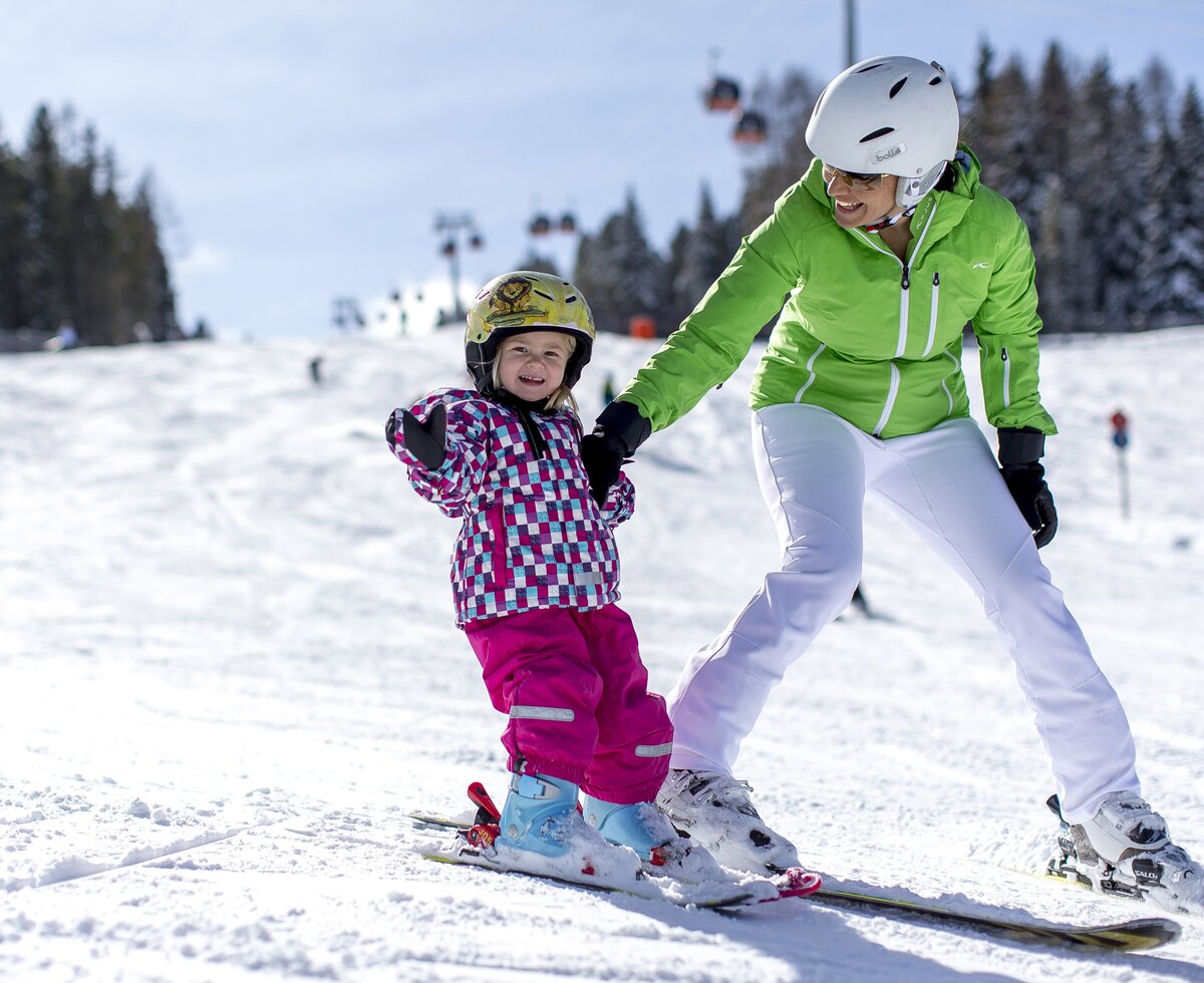 Skikurs mit Kind, Urlaubsregion Murtal | © Urlaubsregion Murtal / ikarus.cc Ein kleines Kind lernt Skifahren, Urlaubsregion Murtal | © Urlaubsregion Murtal / ikarus.cc
