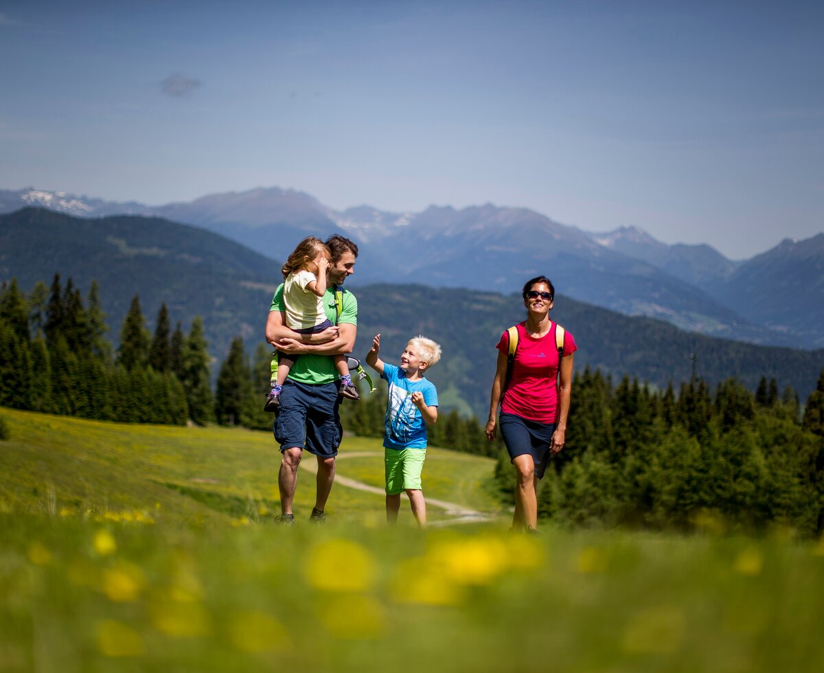 Familienwanderung auf die Frauenalpe, Urlaubsregion Murtal | © Urlaubsregion Murtal / ikarus.cc Eine Familie mit Kindern wandert auf die Frauenalpe, Urlaubsregion Murtal | © Urlaubsregion Murtal / ikarus.cc