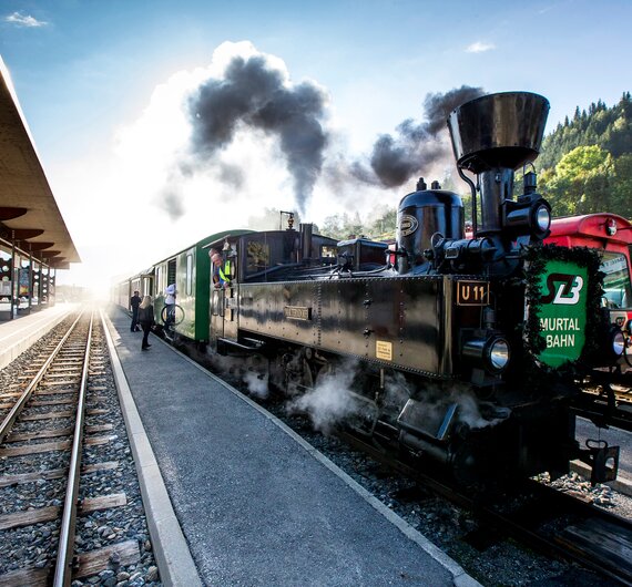 Der Dampfbummelzug steht im Bahnhof, Urlaubsregion Murtal | © Urlaubsregion Murtal / ikarus.cc