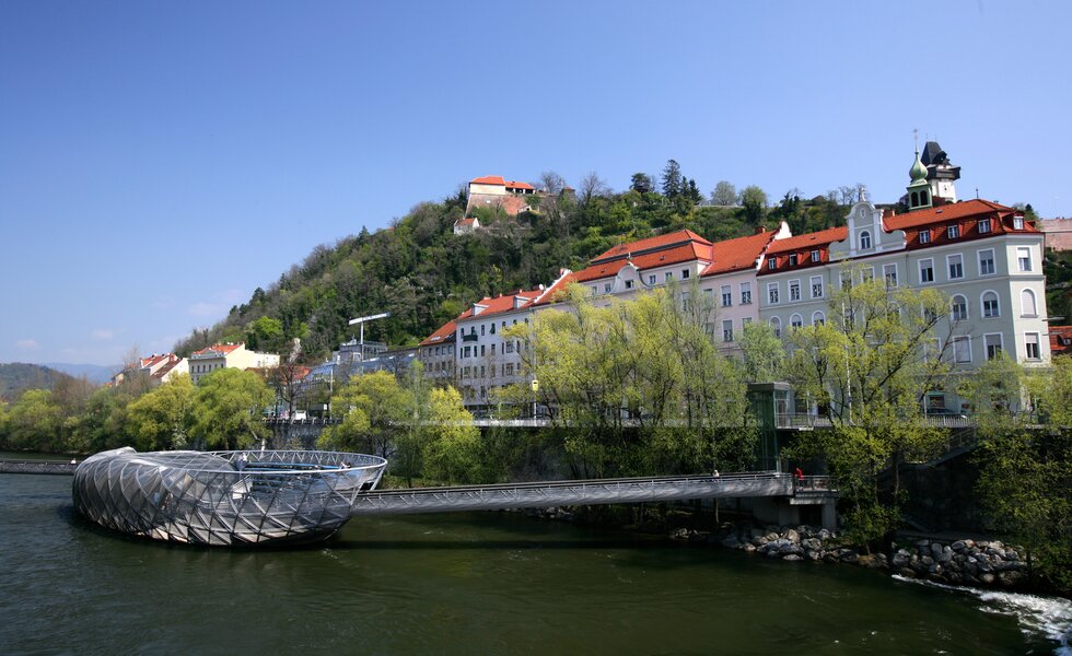 Die Murinsel und der Schloßberg in Graz, Steiermark | © Graz Tourismus / Harry Schiffer