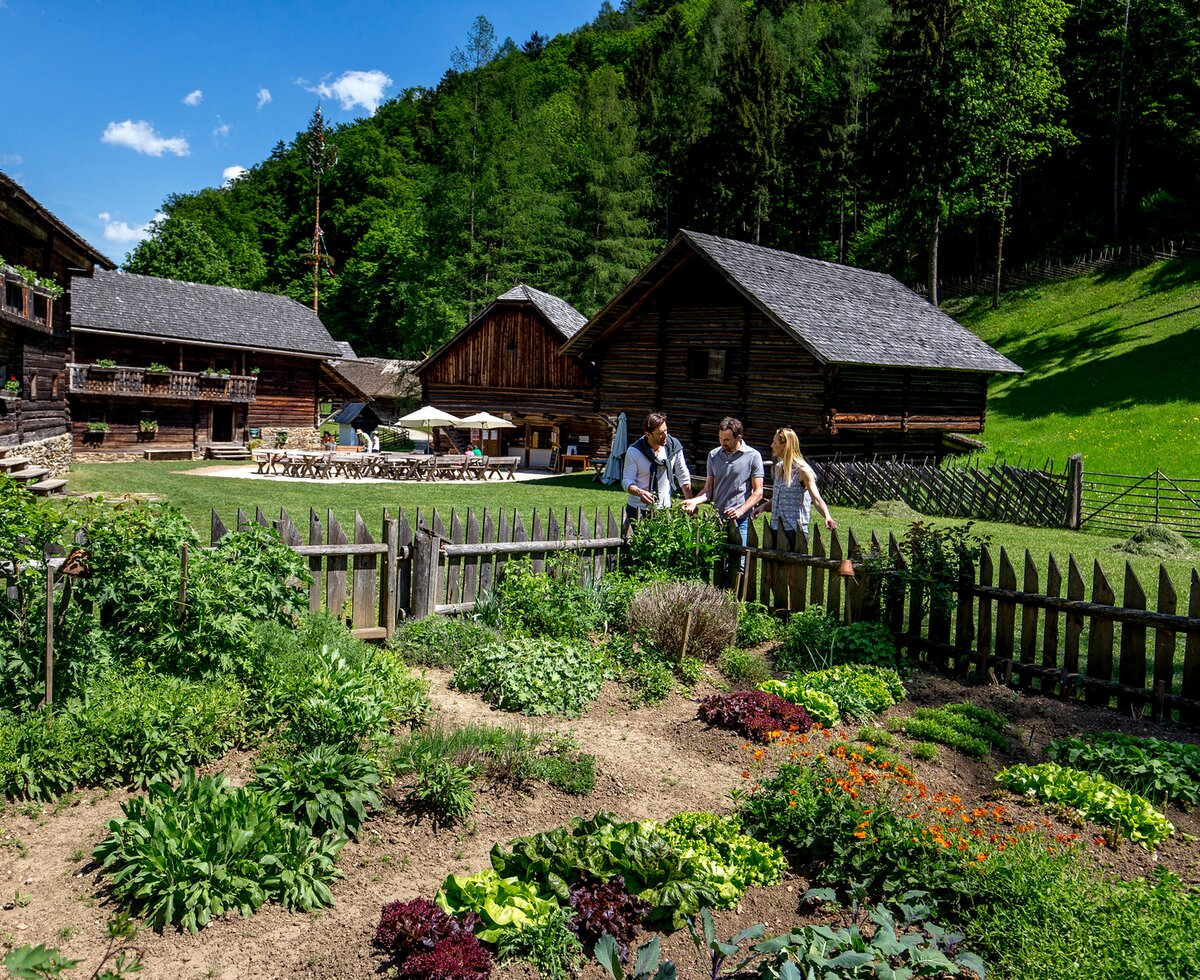 Freilichtmuseum Stübing, Region Graz, Steiermark | © Region Graz / Tom Lamm Besucher in einem Bauerngarten im Freilichtmuseum Stübing, Region Graz, Steiermark | © Region Graz / Tom Lamm