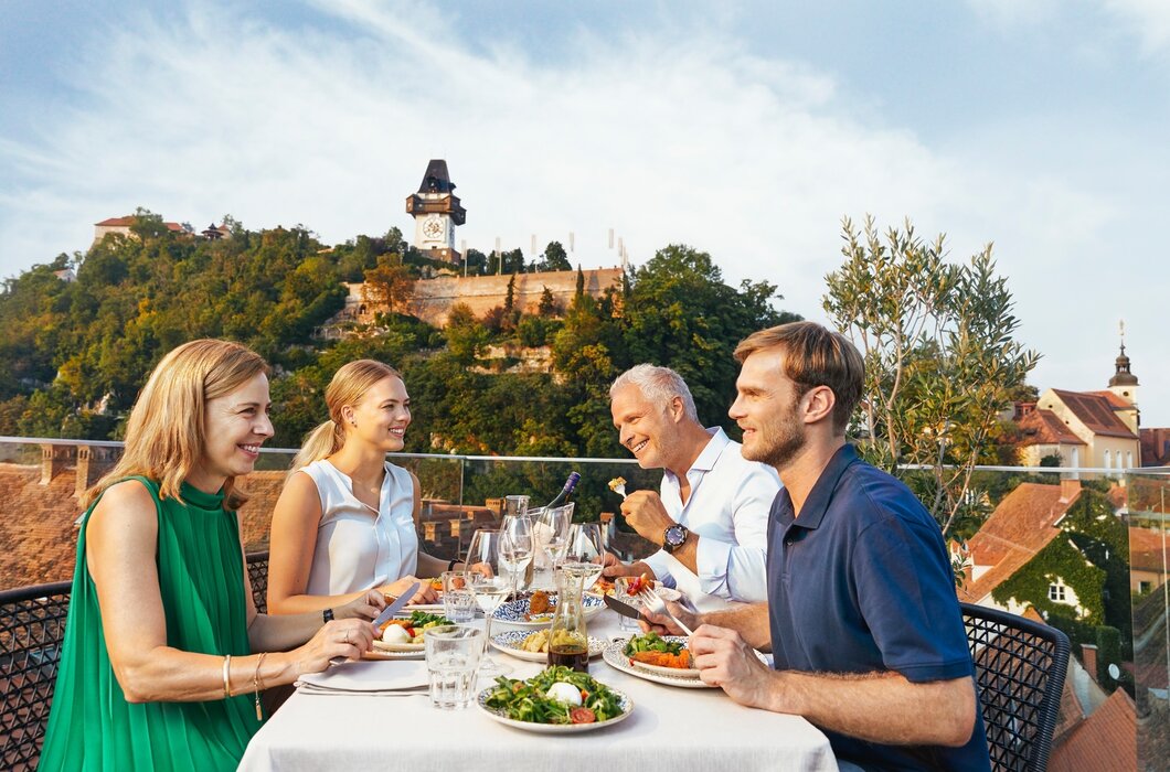 Stilvoll essen mit Blick auf den Grazer Schlossberg,  Graz, Steiermark | © Graz Tourismus / Astrid Schwab