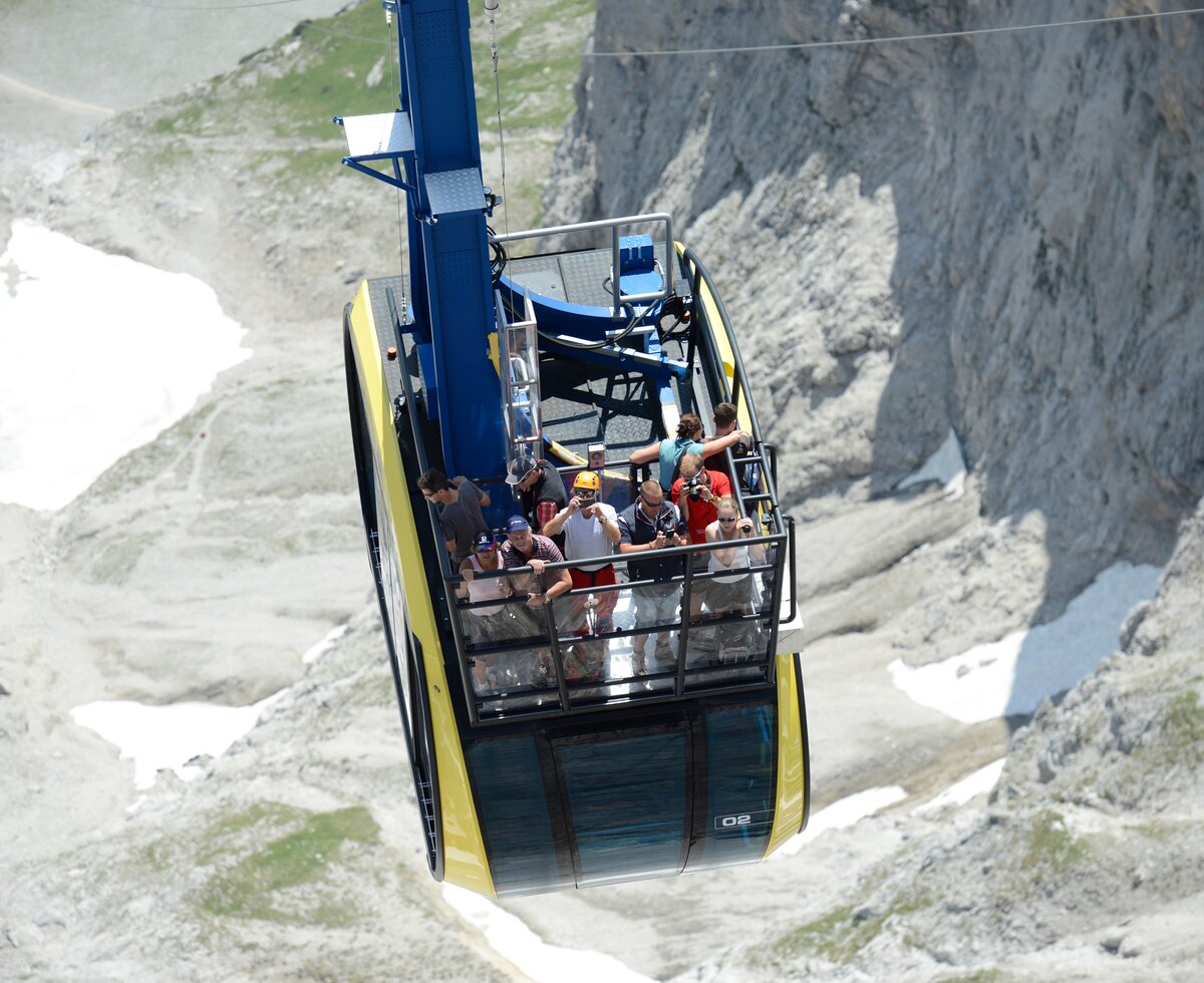 CabrioGondel auf den Dachstein, Steiermark | © Schladming-Dachstein / Gery Wolf Gäste auf der CabrioGondel bei der Bergfahrt auf den Dachstein, Steiermark | © Schladming-Dachstein / Gery Wolf