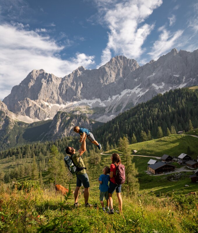 Familienwanderung mit Ausblick auf den Dachstein, Schladming-Dachstein, Steiermark | © Schladming-Dachstein / Christine Höflehner