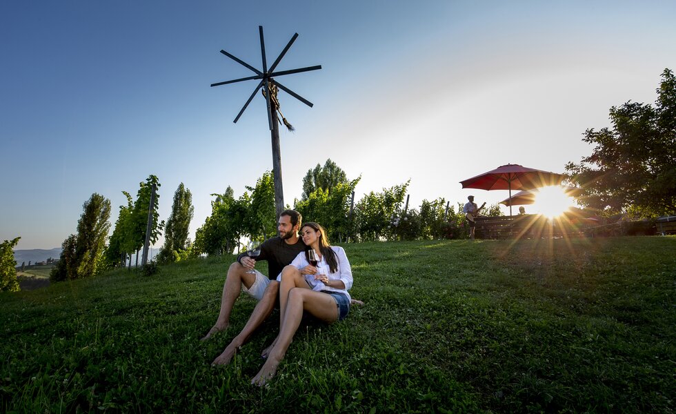 Ein Pärchen sitzt mit Wein im Weingarten in der Wiese, Süd-West-Steiermark, Steiermark | © Süd-West-Steiermark / ikarus.cc