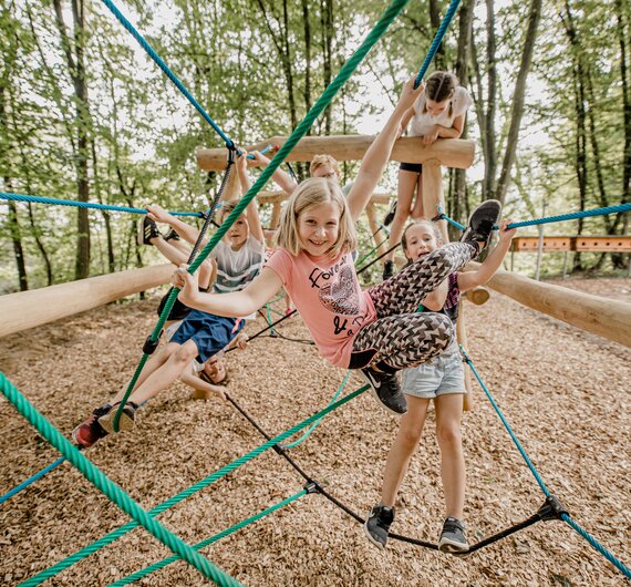 Kinder toben am Klettergerüst im Motorikpark, Thermen- und Vulkanland, Steiermark | © Thermen- und Vulkanland / Jean van Lülik Photographer