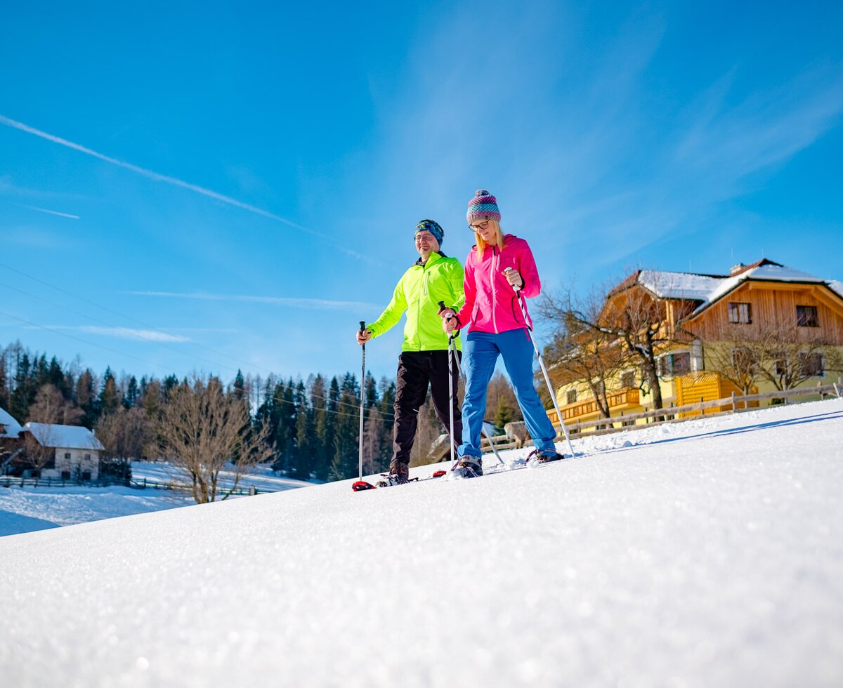 Ein Paar beim Schneeschuhwandern, Urlaubsregion Murau-Murtal, Steiermark | © Urlaub am Bauernhof Steiermark / Wolfgang Spekner Ein Paar beim Schneeschuhwandern, Urlaubsregion Murau-Murtal, Steiermark | © Urlaub am Bauernhof Steiermark / Wolfgang Spekner
