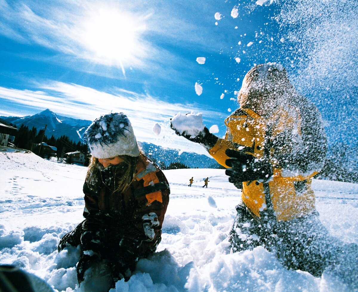 Kinder spielen im Schnee, Steiermark | © Urlaub am Bauernhof Steiermark / Tom Lamm Kinder spielen im Schnee und machen eine Schneeballschlacht, Steiermark | © Urlaub am Bauernhof Steiermark / Tom Lamm