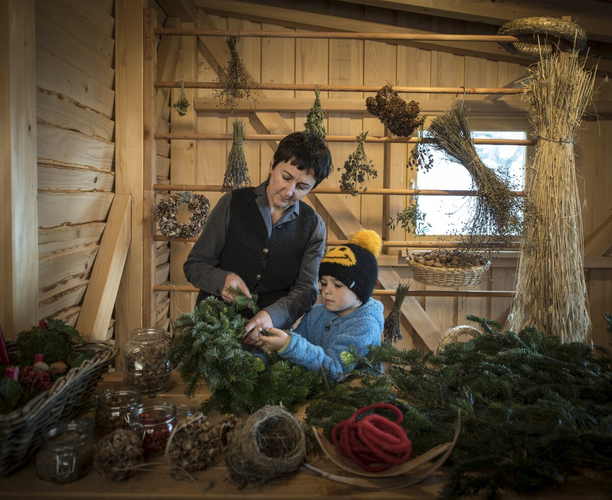 Bäuerin bindet mit Kind Adventkranz | © Kleinhofers Himbeernest / Urlaub am Bauernhof Steiermark