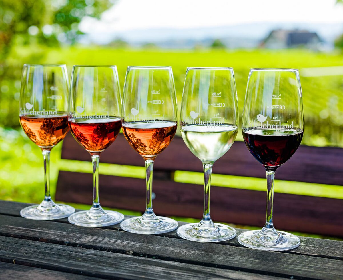 Weingläser mit verschieden färbigen Weinen, Süd-West-Steiermark, Steiermark | © Urlaub am Bauernhof Steiermark / Wolfgang Spekner Der Wein in all seinen Farben, Süd-West-Steiermark, Steiermark | © Urlaub am Bauernhof Steiermark / Wolfgang Spekner