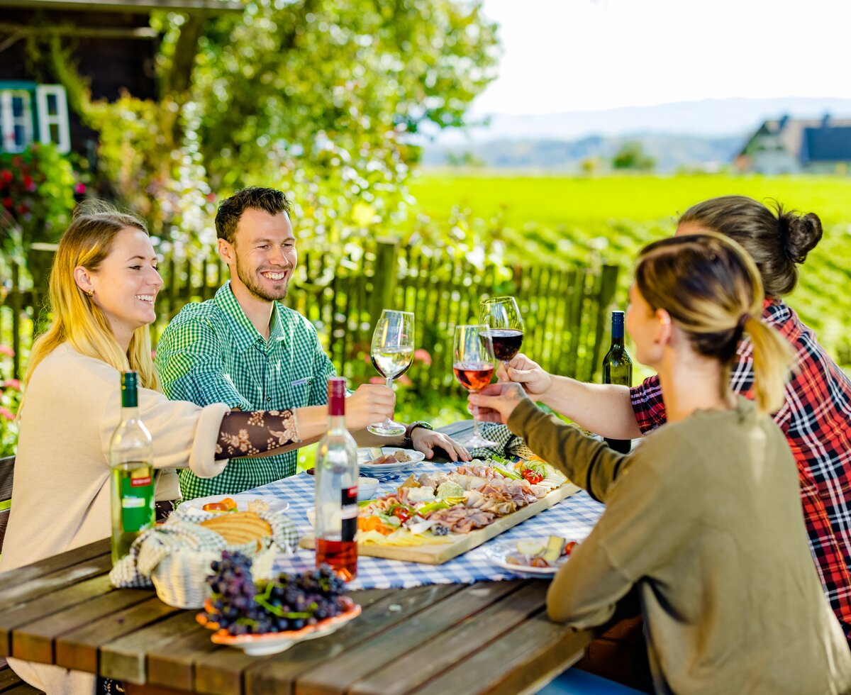 Zwei Paare prosten einander im Buschenschank zu, Süd-West-Steiermark, Steiermark | © Urlaub am Bauernhof Steiermark / Wolfgang Spekner Zwei Paare im Buschenschank, die einander zuprosten, Süd-West-Steiermark, Steiermark | © Urlaub am Bauernhof Steiermark / Wolfgang Spekner