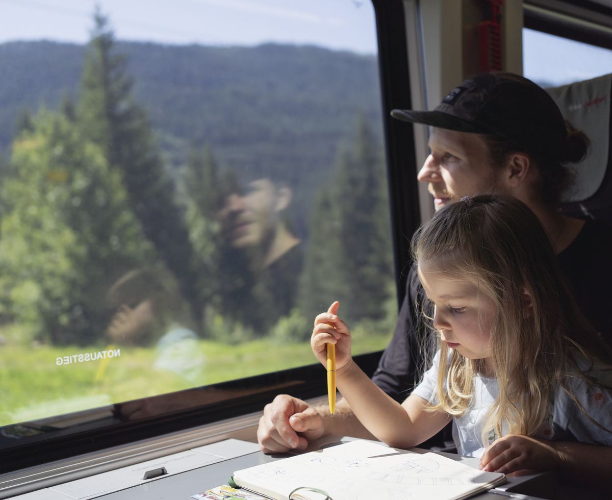 Familienurlaub, Anreise im ICE | © Tirol Werbung, Bert Heinzlmeier Familienurlaub, Anreise im ICE | © Tirol Werbung, Bert Heinzlmeier