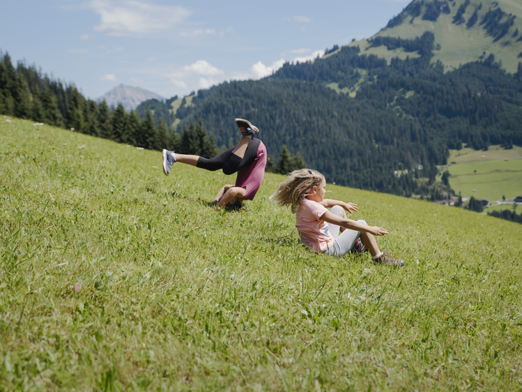 Kinder auf dem Feld | © Tirol Werbung/Kathrein Verena