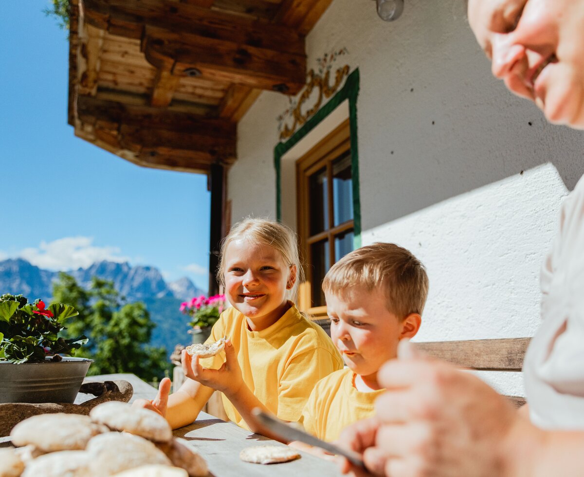 Gemeinsam Essen | © Urlaub am Bauernhof - TVB Osttirol/ Elias Bachmann Gemeinsam Essen | © Urlaub am Bauernhof - TVB Osttirol/ Elias Bachmann