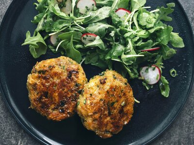 Kaspressknödel mit Salat | © Kathrin Koschitzki Kaspressknödel mit Salat | © Kathrin Koschitzki